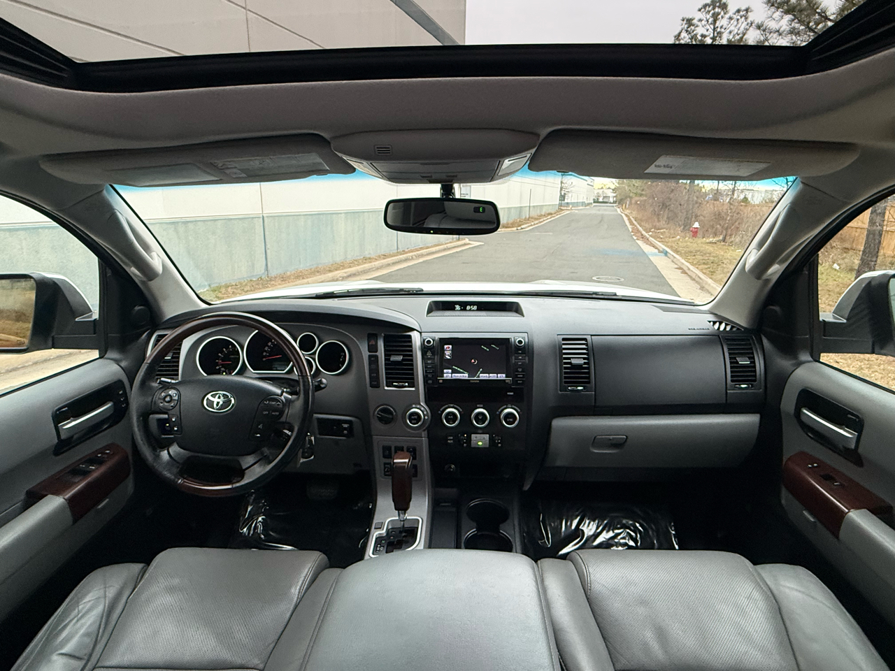 Toyota Sequoia 4WD 5.7L Platinum (Natl) 2012