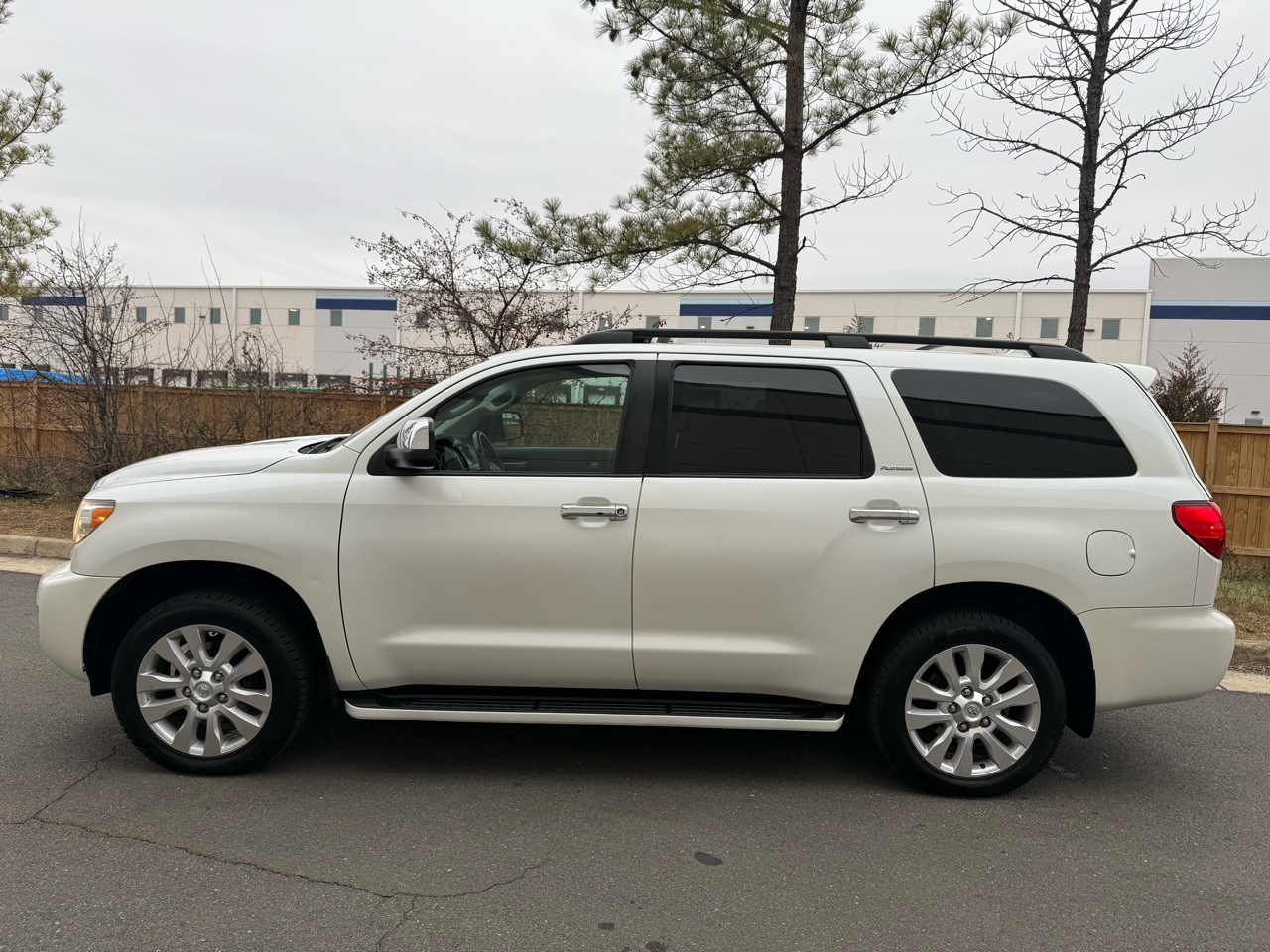 Toyota Sequoia 4WD 5.7L Platinum (Natl) 2012