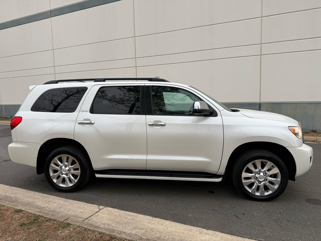 Toyota Sequoia 4WD 5.7L Platinum (Natl) 2012