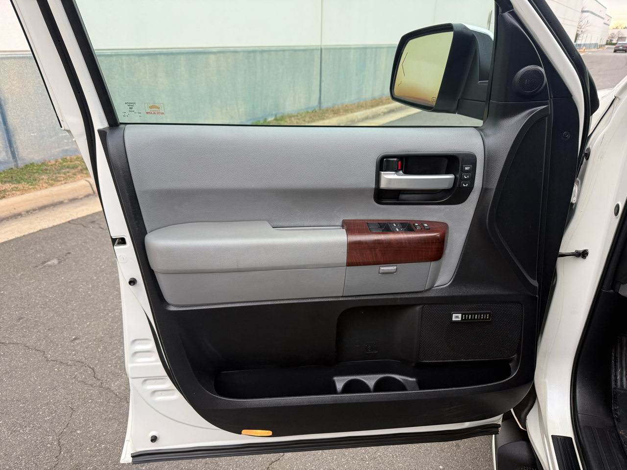 Toyota Sequoia 4WD 5.7L Platinum (Natl) 2012