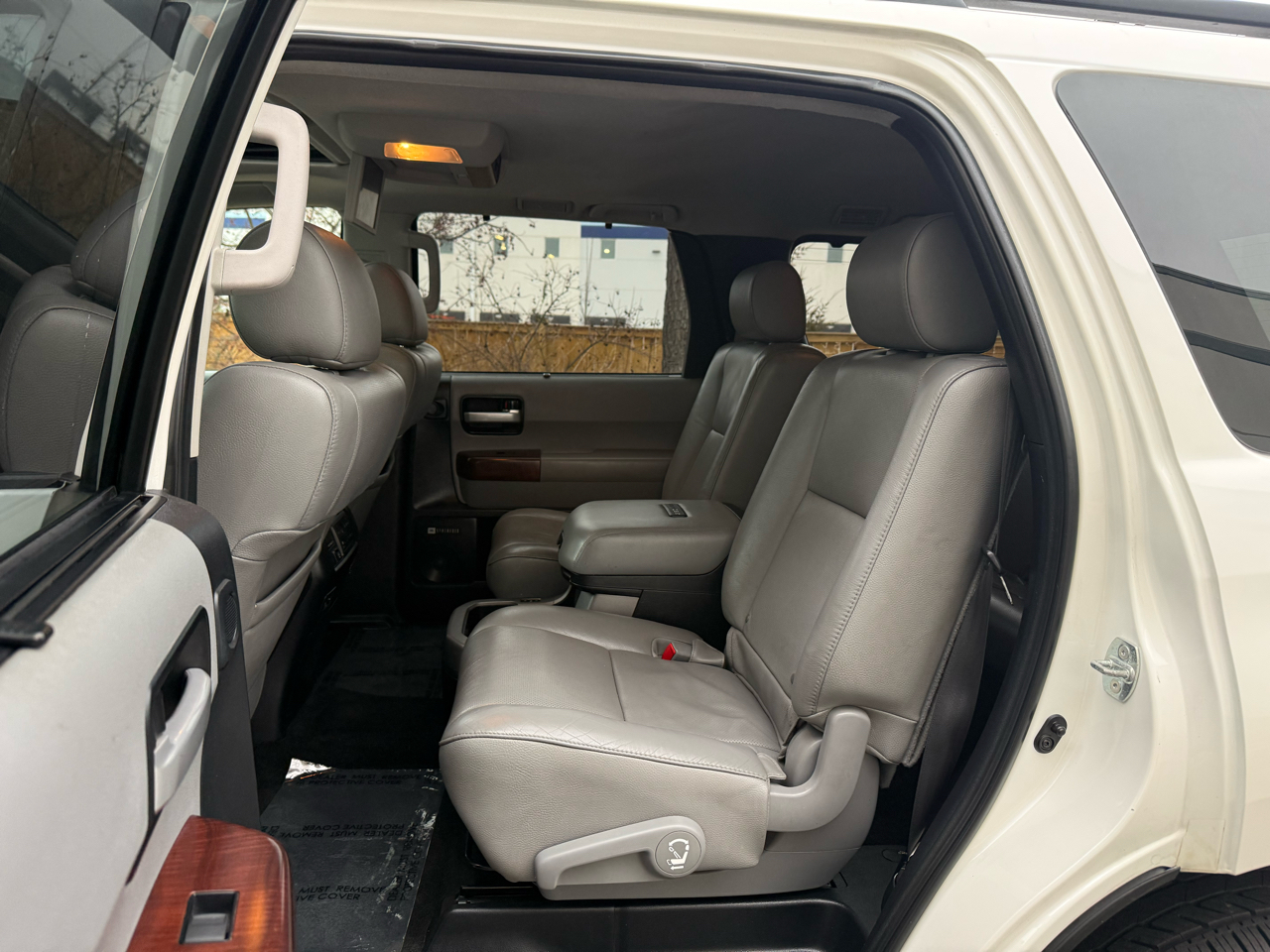 Toyota Sequoia 4WD 5.7L Platinum (Natl) 2012
