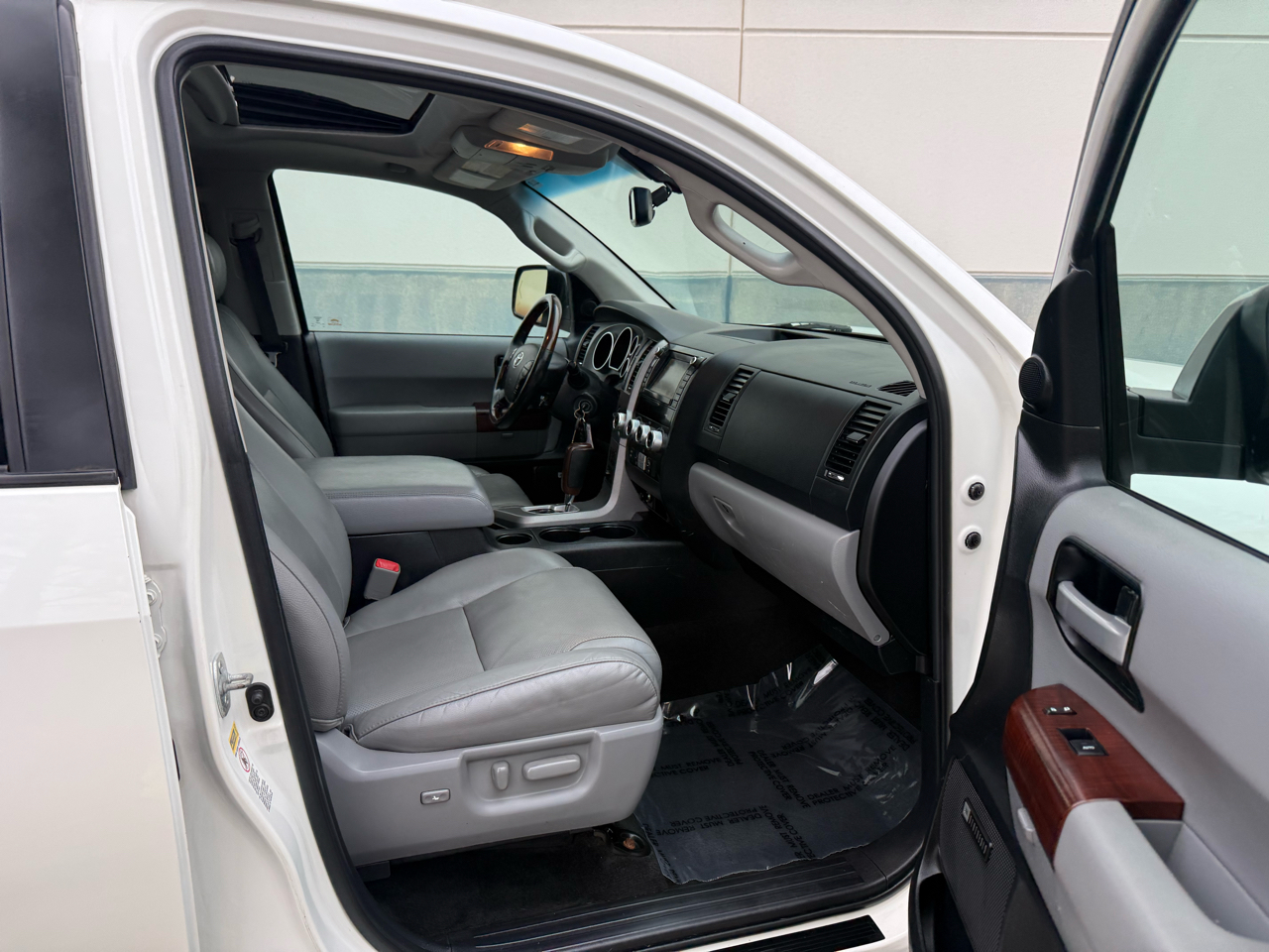 Toyota Sequoia 4WD 5.7L Platinum (Natl) 2012