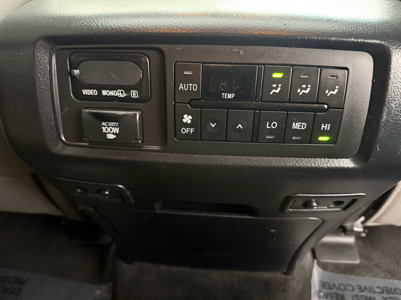 Toyota Sequoia 4WD 5.7L Platinum (Natl) 2012