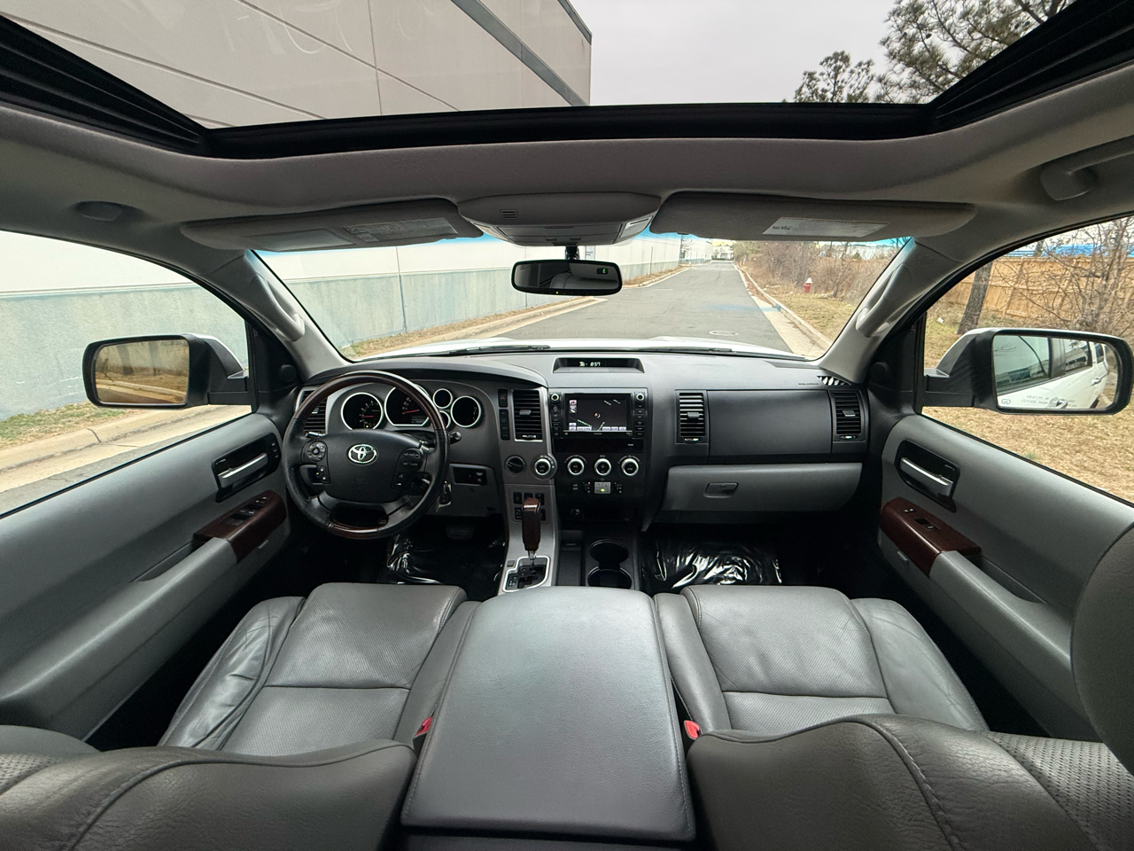 Toyota Sequoia 4WD 5.7L Platinum (Natl) 2012