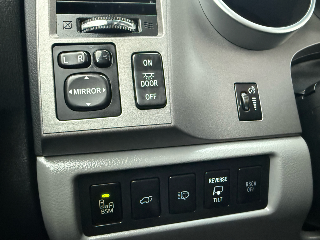 Toyota Sequoia 4WD 5.7L Platinum (Natl) 2012