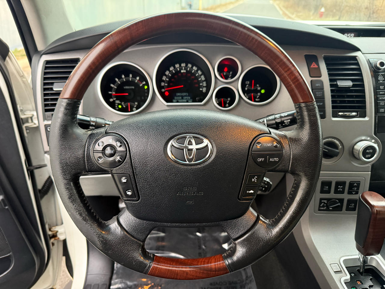 Toyota Sequoia 4WD 5.7L Platinum (Natl) 2012