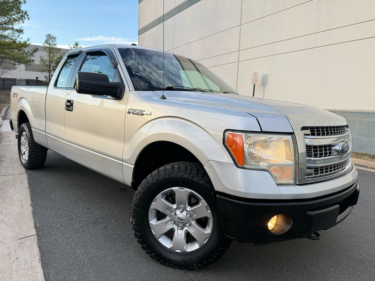 2014 Ford F-150 4WD SuperCab 145" Lariat