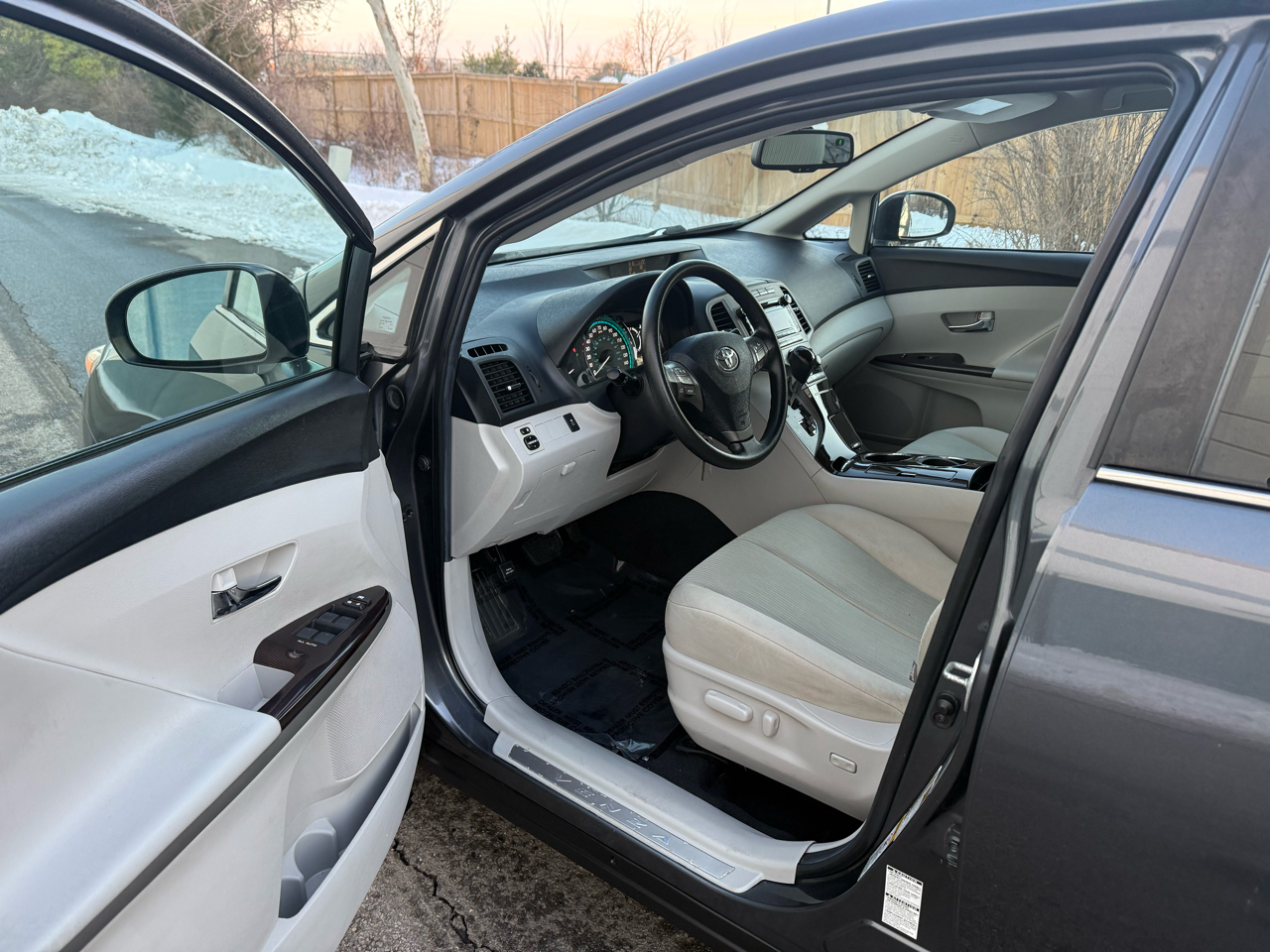 Toyota Venza 4dr Wgn I4 AWD (Natl) 2010