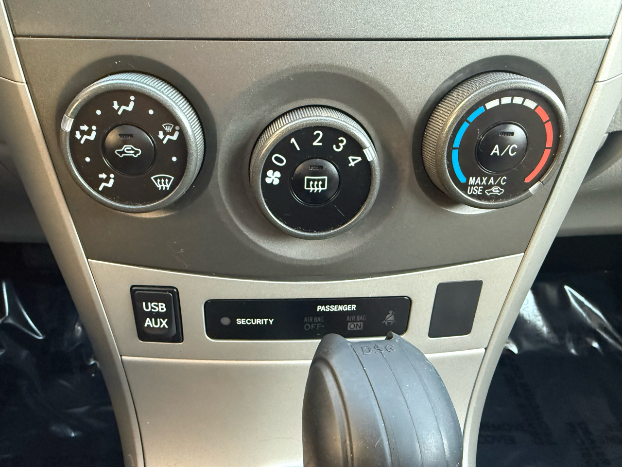 Toyota Corolla 4dr Sdn Auto LE Special Edition (Natl) 2013