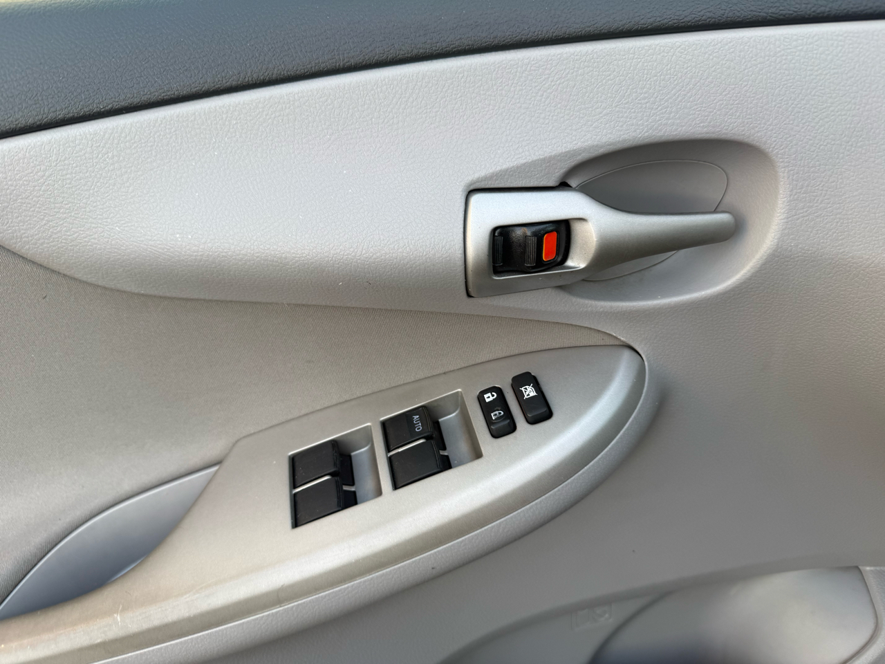 Toyota Corolla 4dr Sdn Auto LE Special Edition (Natl) 2013