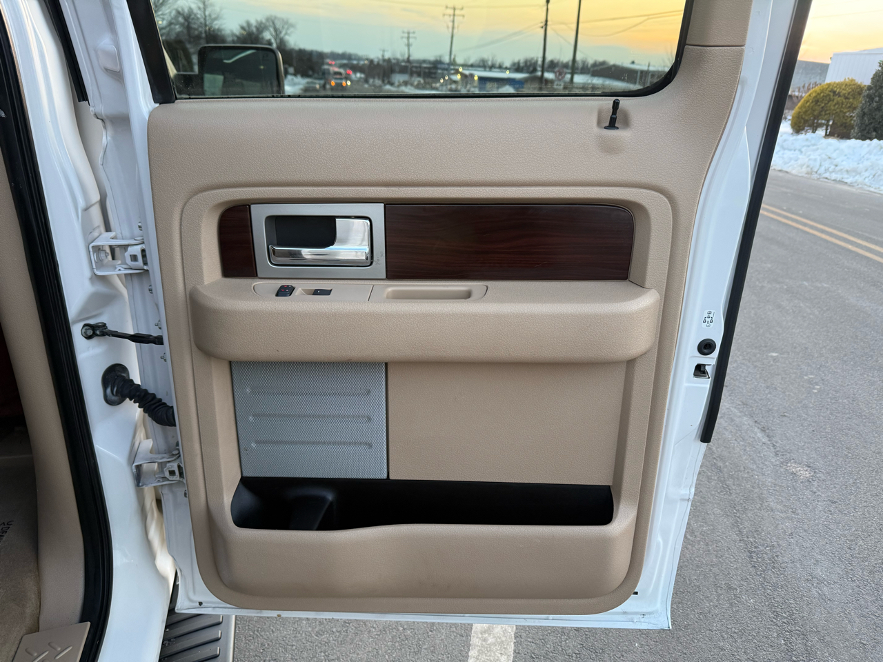 Ford F-150 4WD SuperCrew 145" Platinum 2011