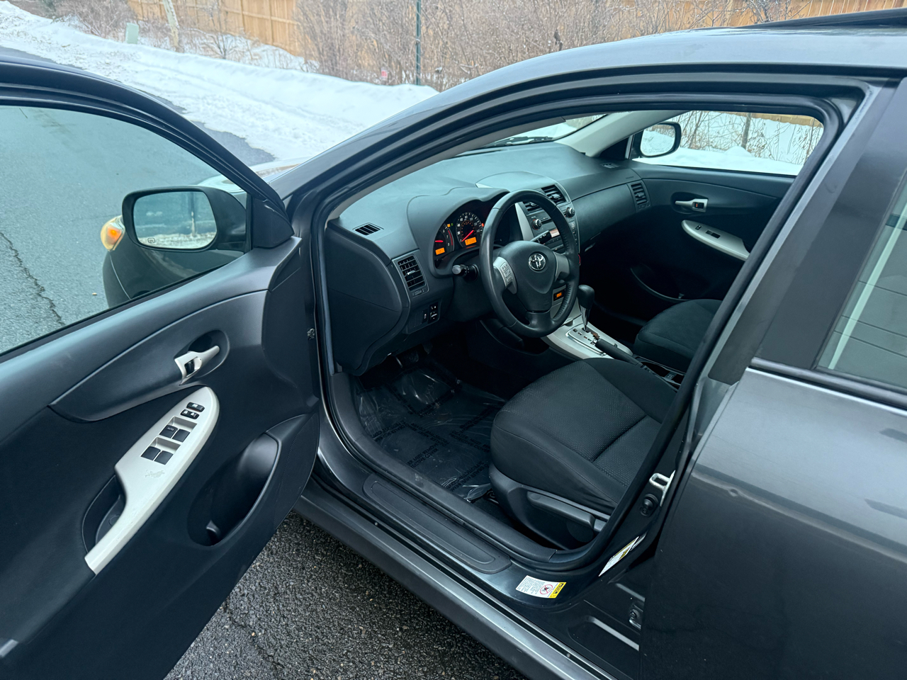 Toyota Corolla 4dr Sdn Man (Natl) 2010