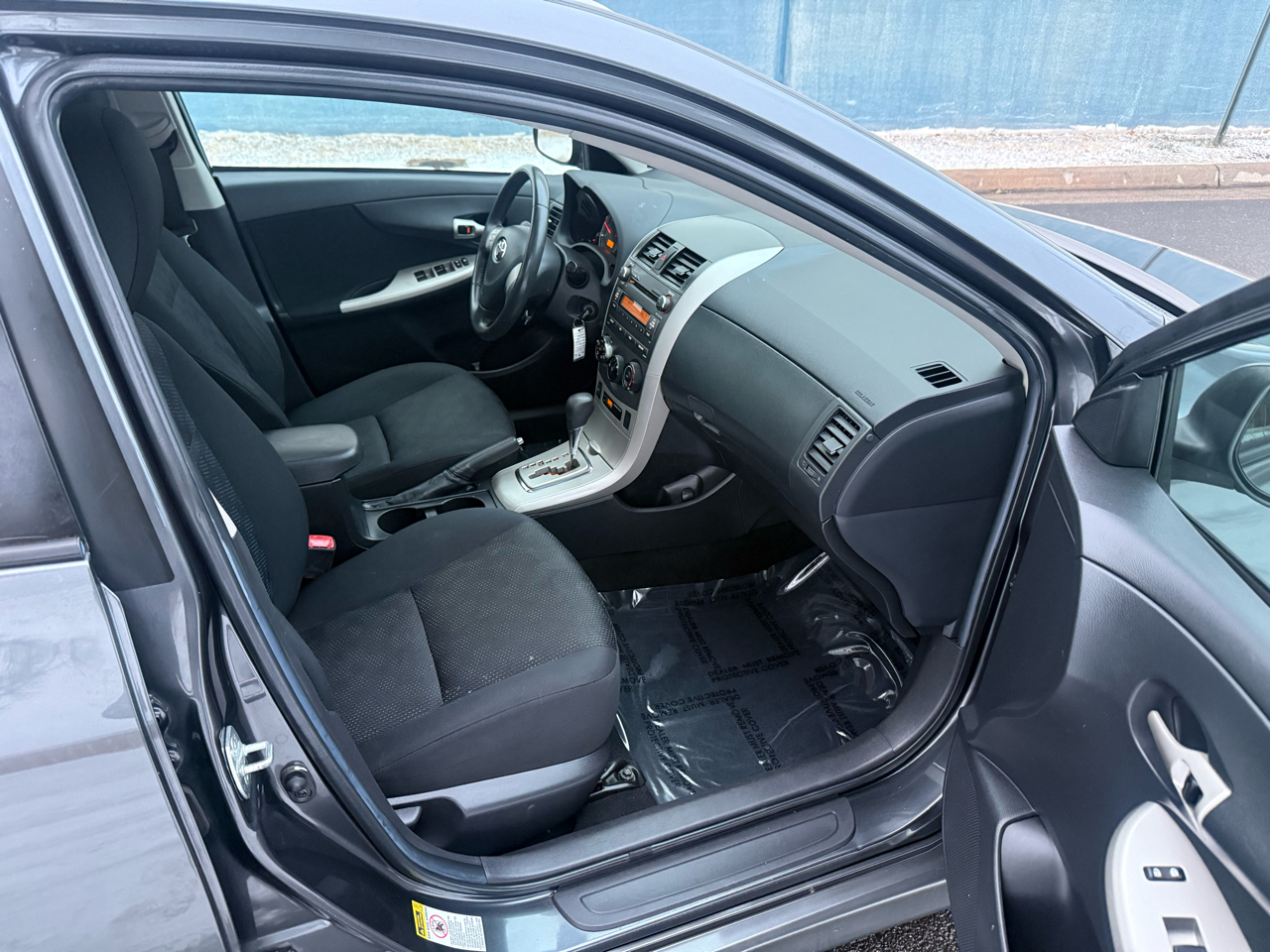 Toyota Corolla 4dr Sdn Man (Natl) 2010