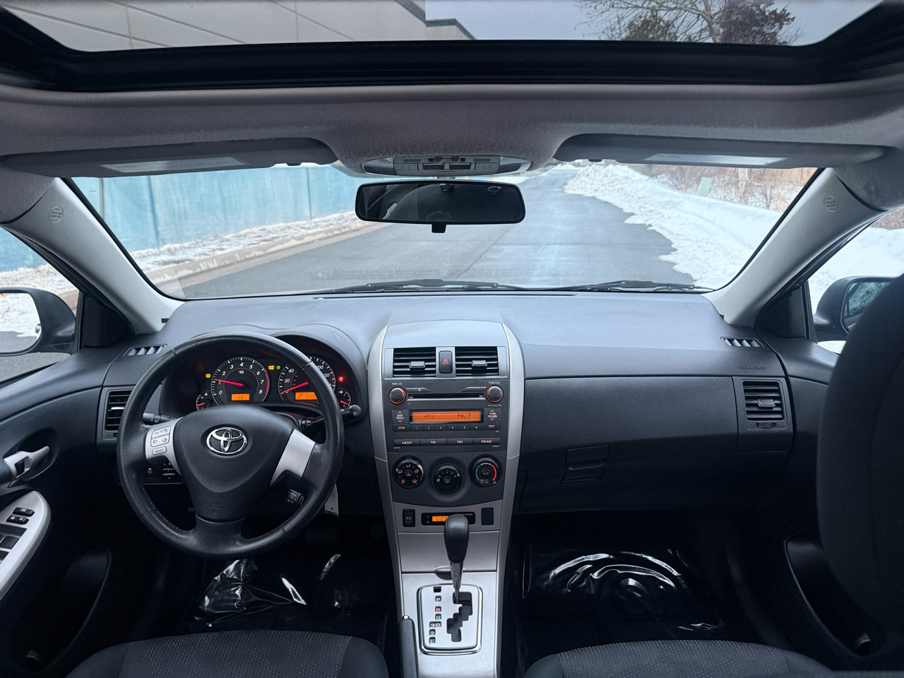 Toyota Corolla 4dr Sdn Man (Natl) 2010