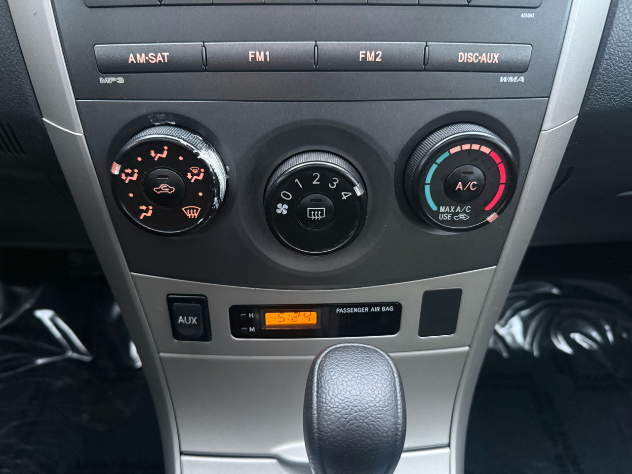 Toyota Corolla 4dr Sdn Man (Natl) 2010