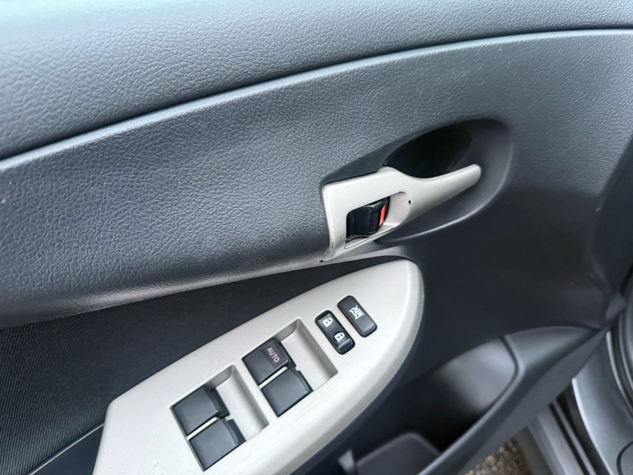 Toyota Corolla 4dr Sdn Man (Natl) 2010