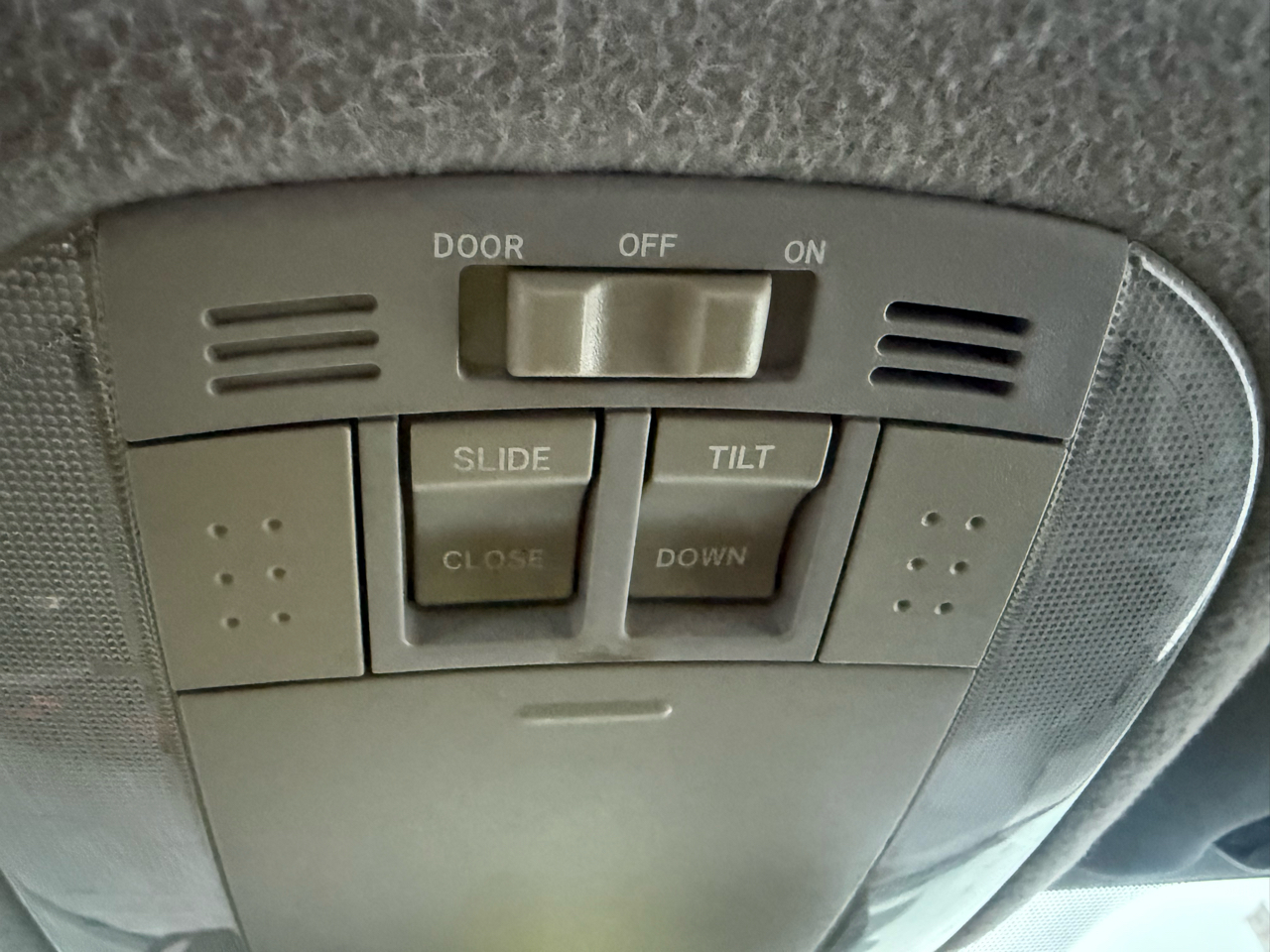 Toyota Corolla 4dr Sdn Man (Natl) 2010