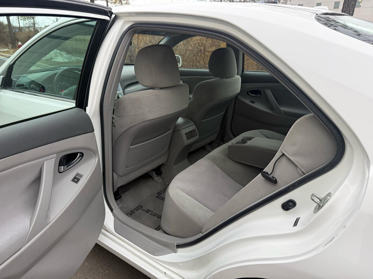 Toyota Camry 4dr Sdn I4 Man (Natl) 2010