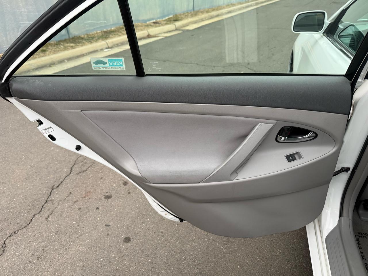 Toyota Camry 4dr Sdn I4 Man (Natl) 2010