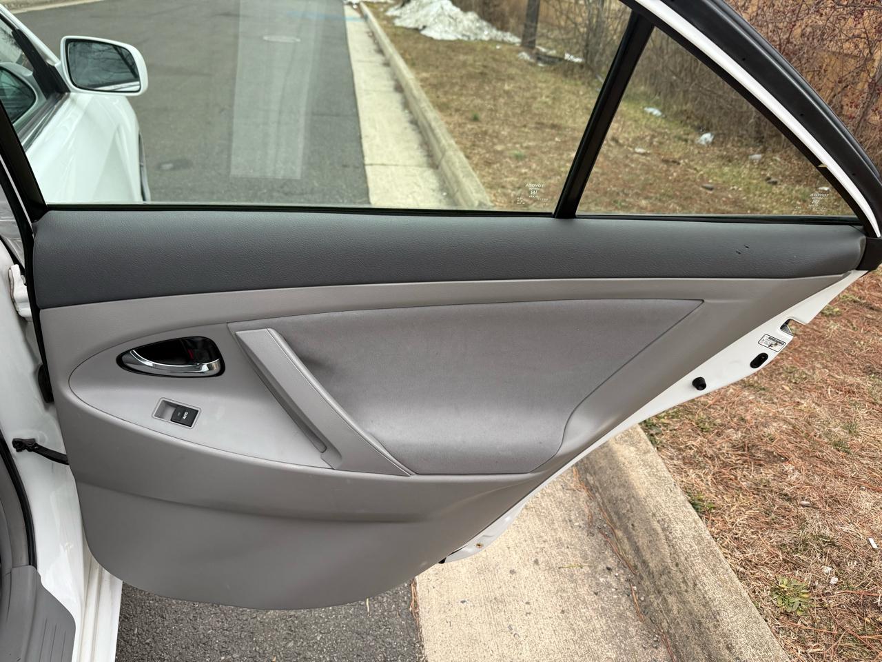 Toyota Camry 4dr Sdn I4 Man (Natl) 2010