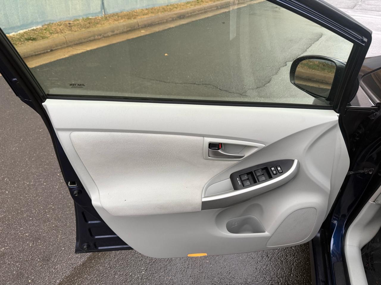 Toyota Prius 5dr HB Persona Series Special Edition (Natl) 2015