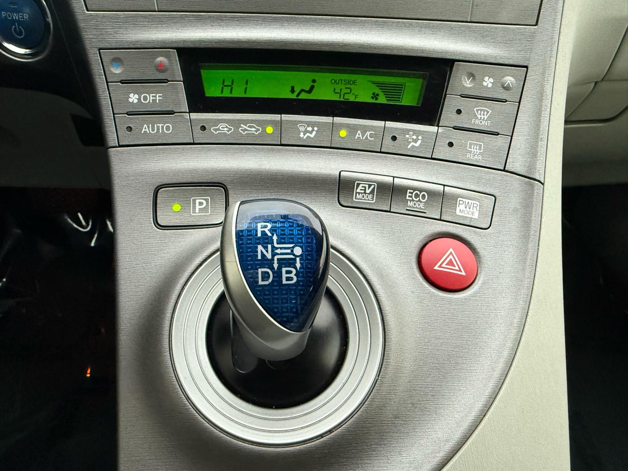 Toyota Prius 5dr HB Persona Series Special Edition (Natl) 2015