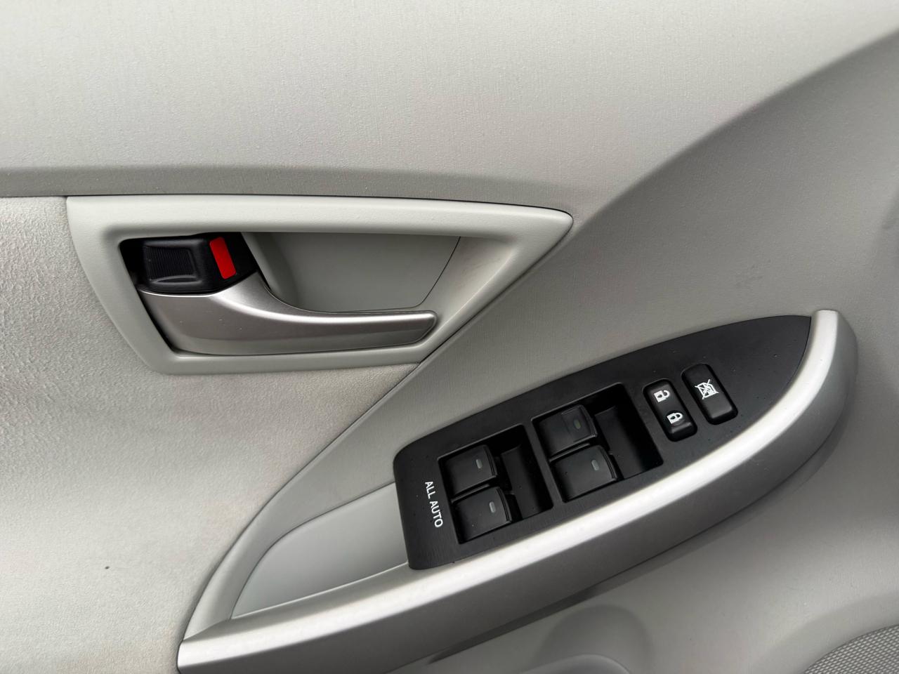 Toyota Prius 5dr HB Persona Series Special Edition (Natl) 2015