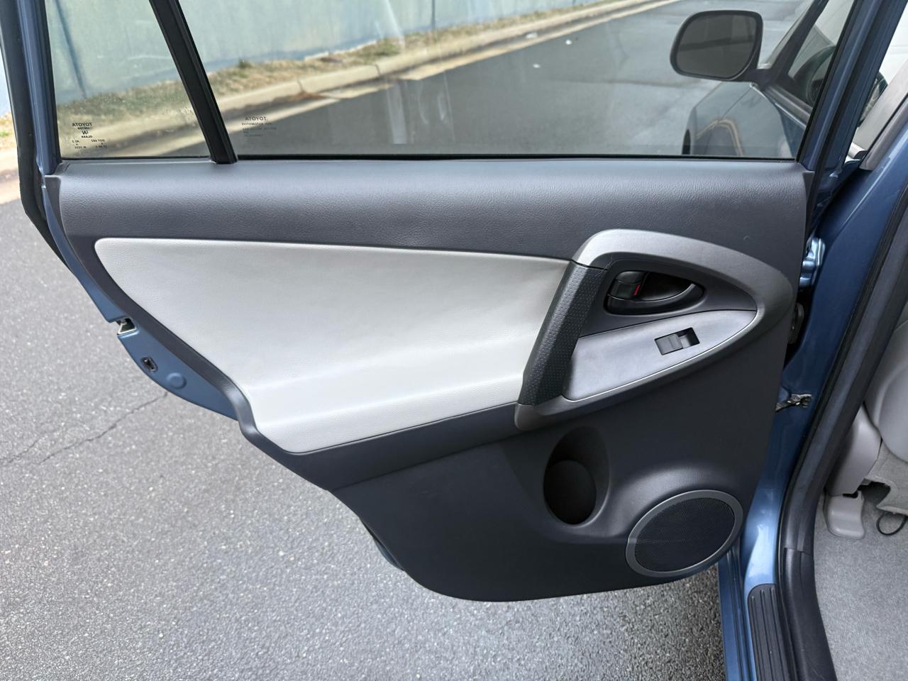 Toyota RAV4 FWD 4dr I4 (Natl) 2012