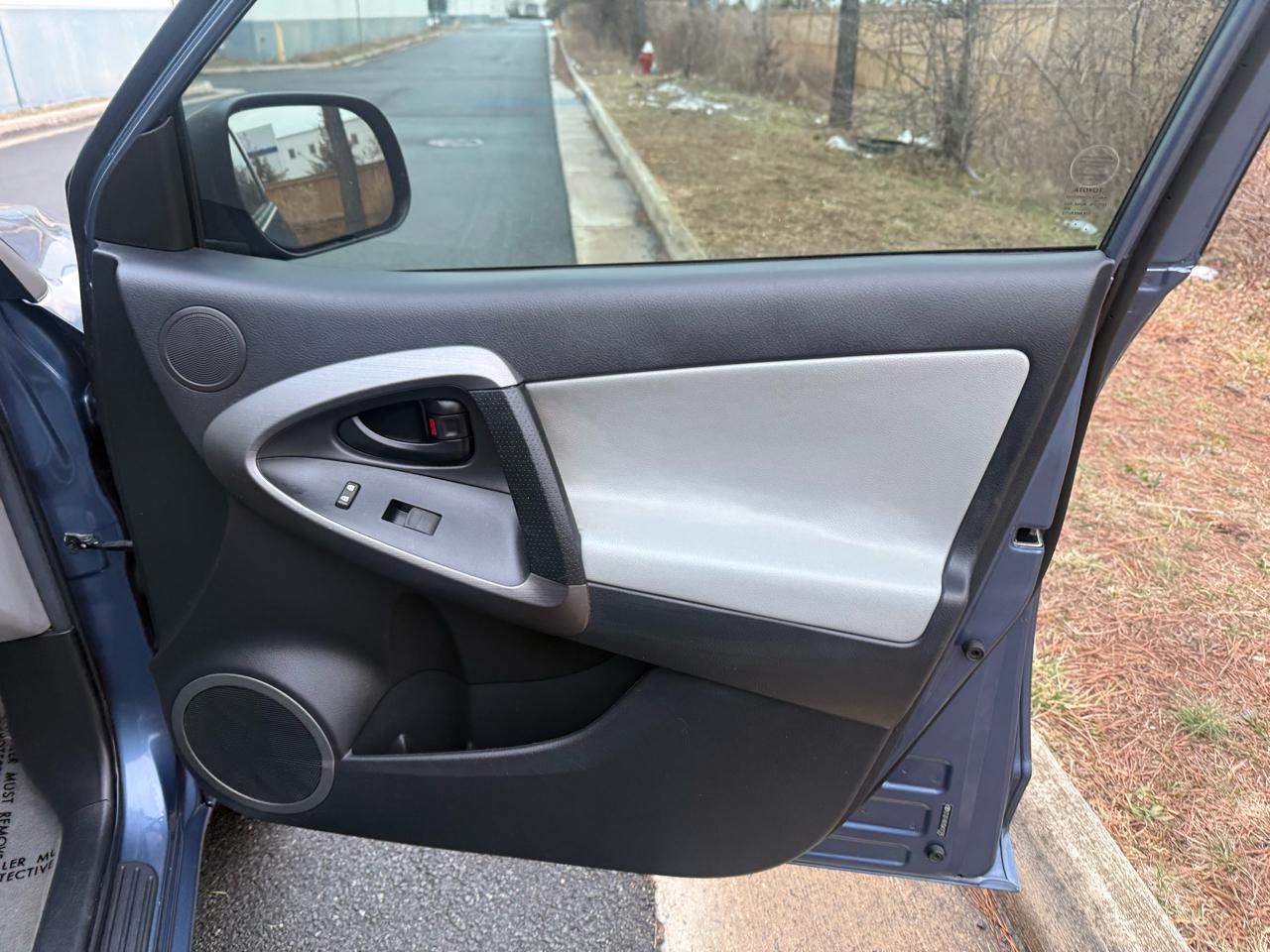 Toyota RAV4 FWD 4dr I4 (Natl) 2012