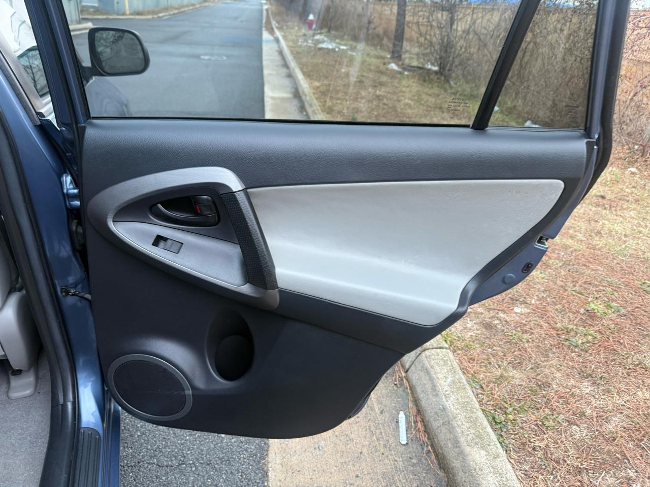 Toyota RAV4 FWD 4dr I4 (Natl) 2012