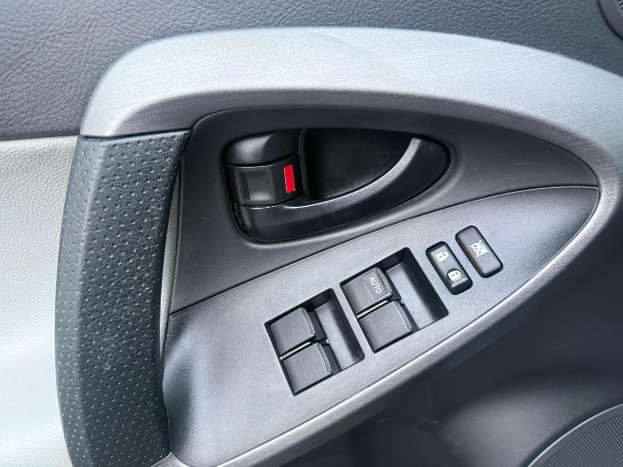 Toyota RAV4 FWD 4dr I4 (Natl) 2012