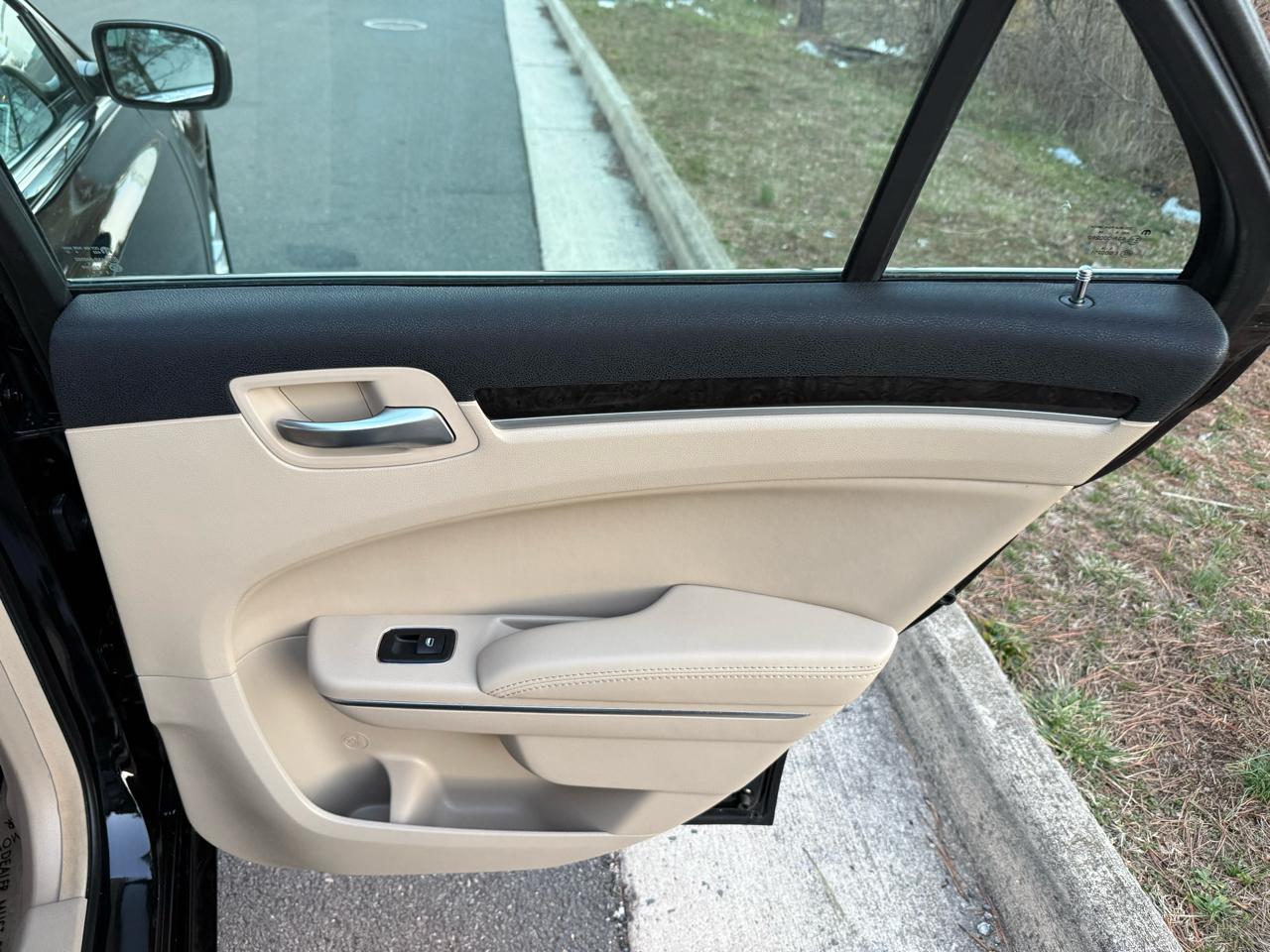 Chrysler 300 4dr Sdn RWD 2014