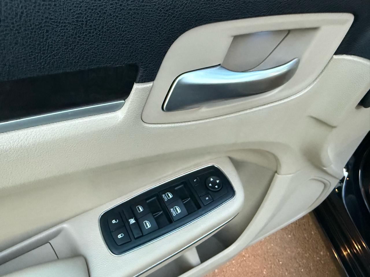 Chrysler 300 4dr Sdn RWD 2014