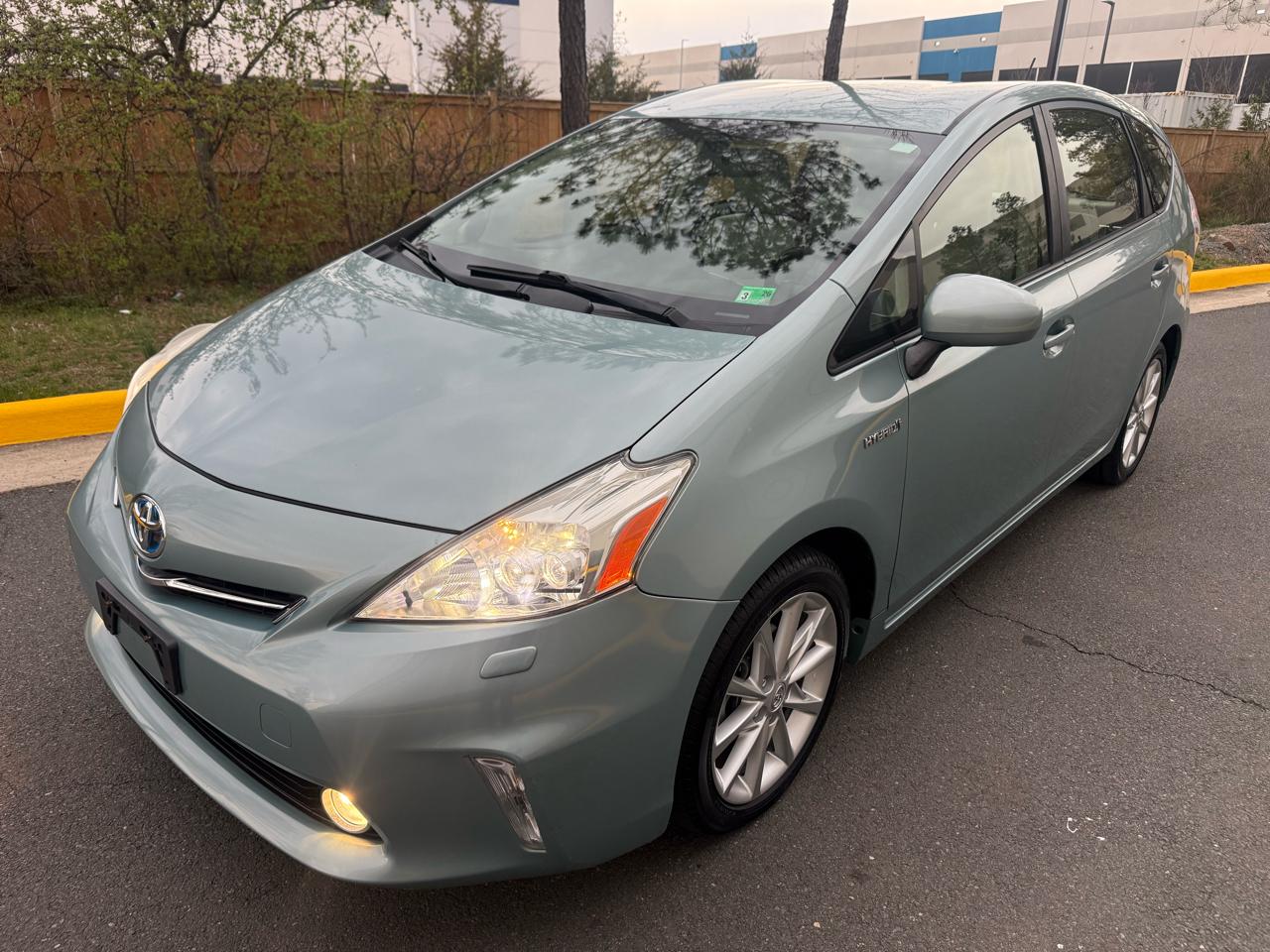 Toyota Prius V 5dr Wgn Three (Natl) 2014