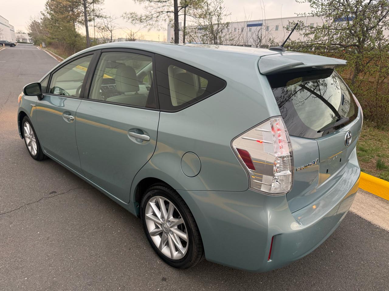 Toyota Prius V 5dr Wgn Three (Natl) 2014