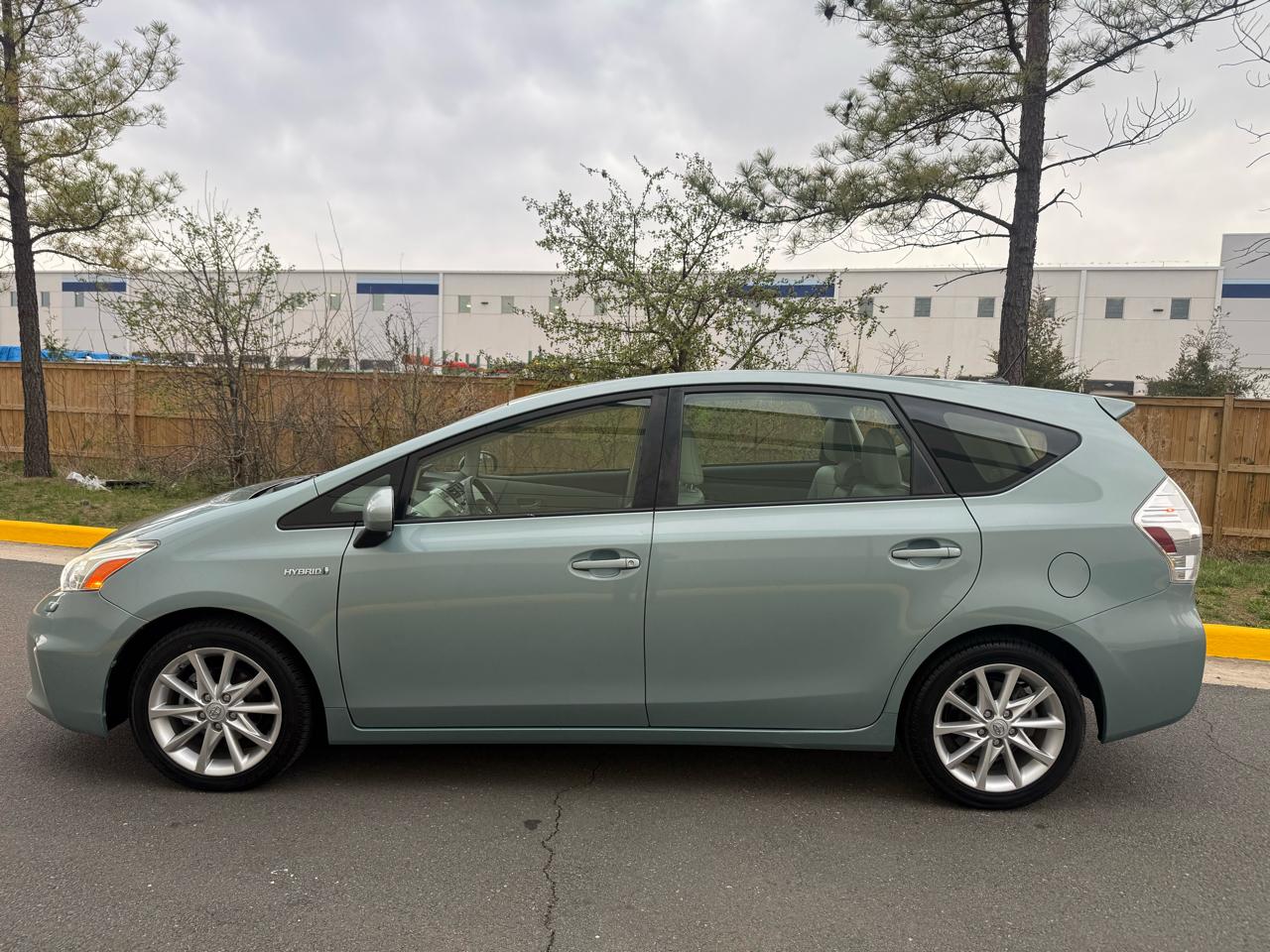 Toyota Prius V 5dr Wgn Three (Natl) 2014