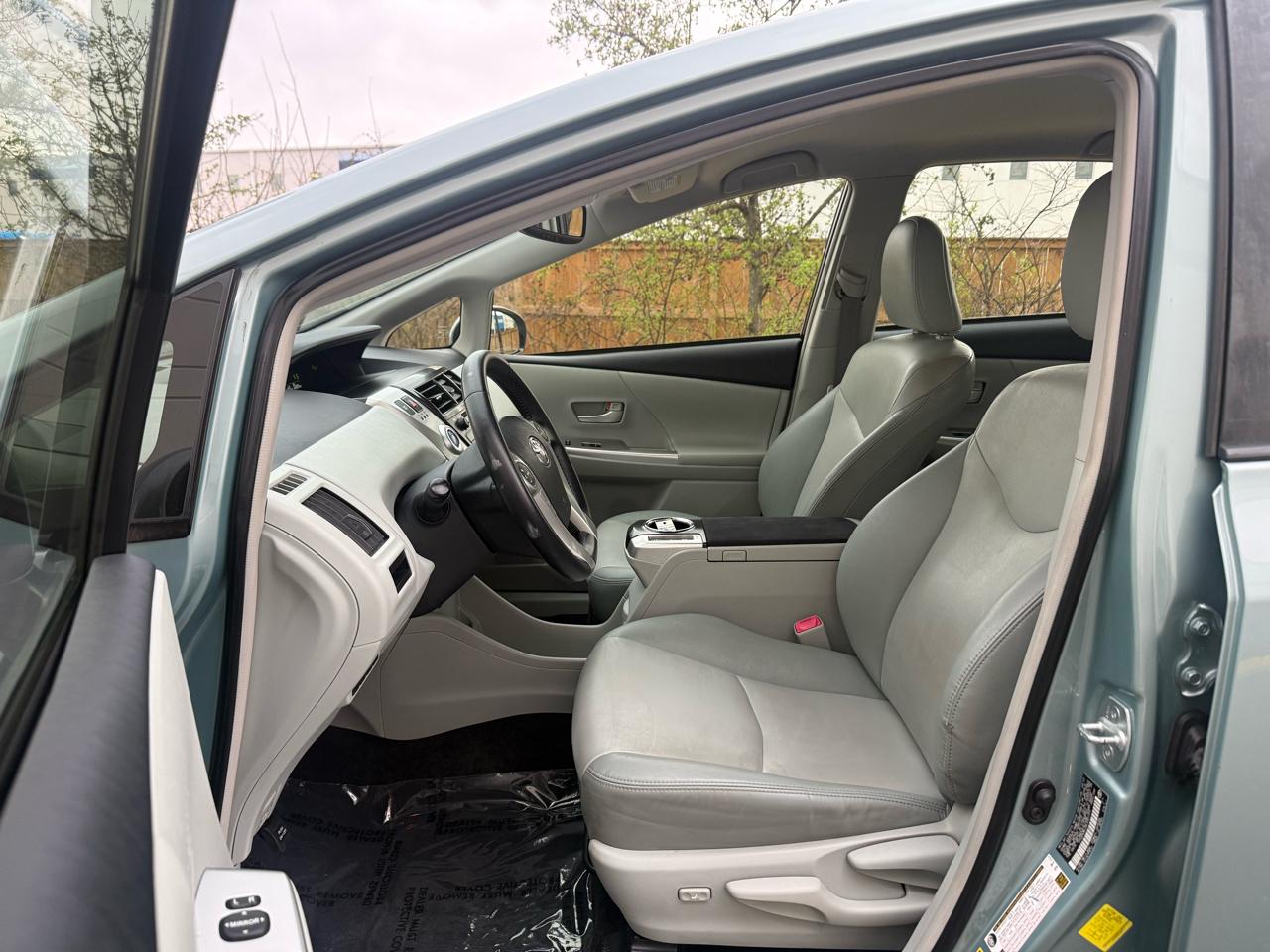 Toyota Prius V 5dr Wgn Three (Natl) 2014