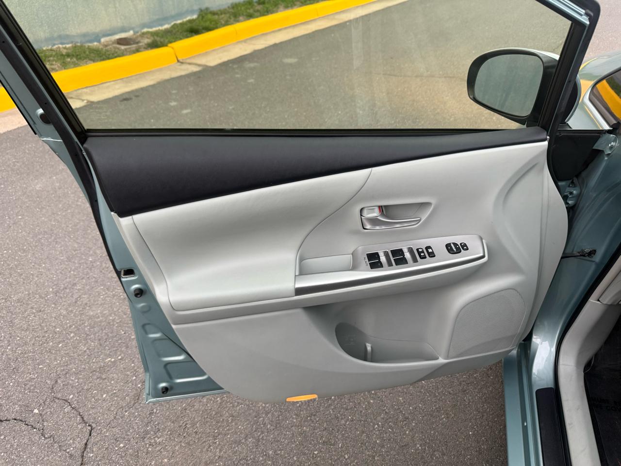 Toyota Prius V 5dr Wgn Three (Natl) 2014