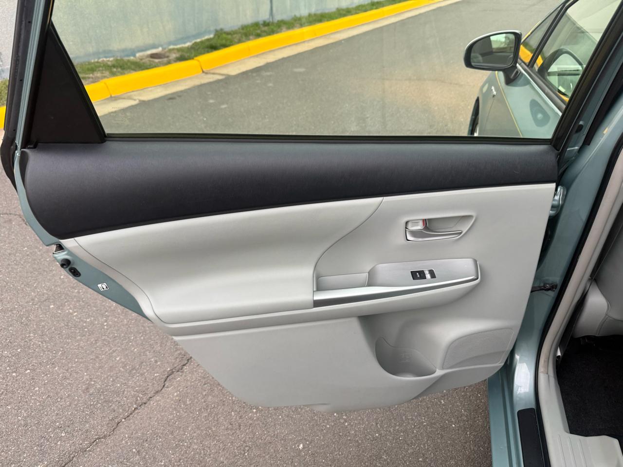 Toyota Prius V 5dr Wgn Three (Natl) 2014