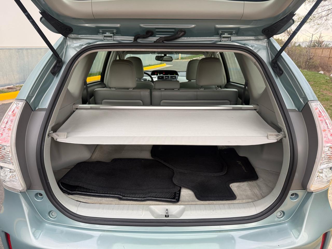 Toyota Prius V 5dr Wgn Three (Natl) 2014