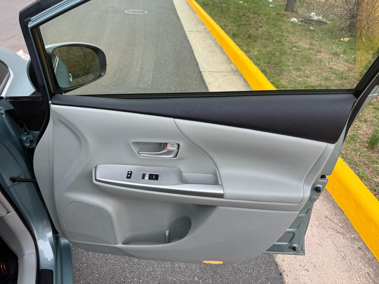 Toyota Prius V 5dr Wgn Three (Natl) 2014