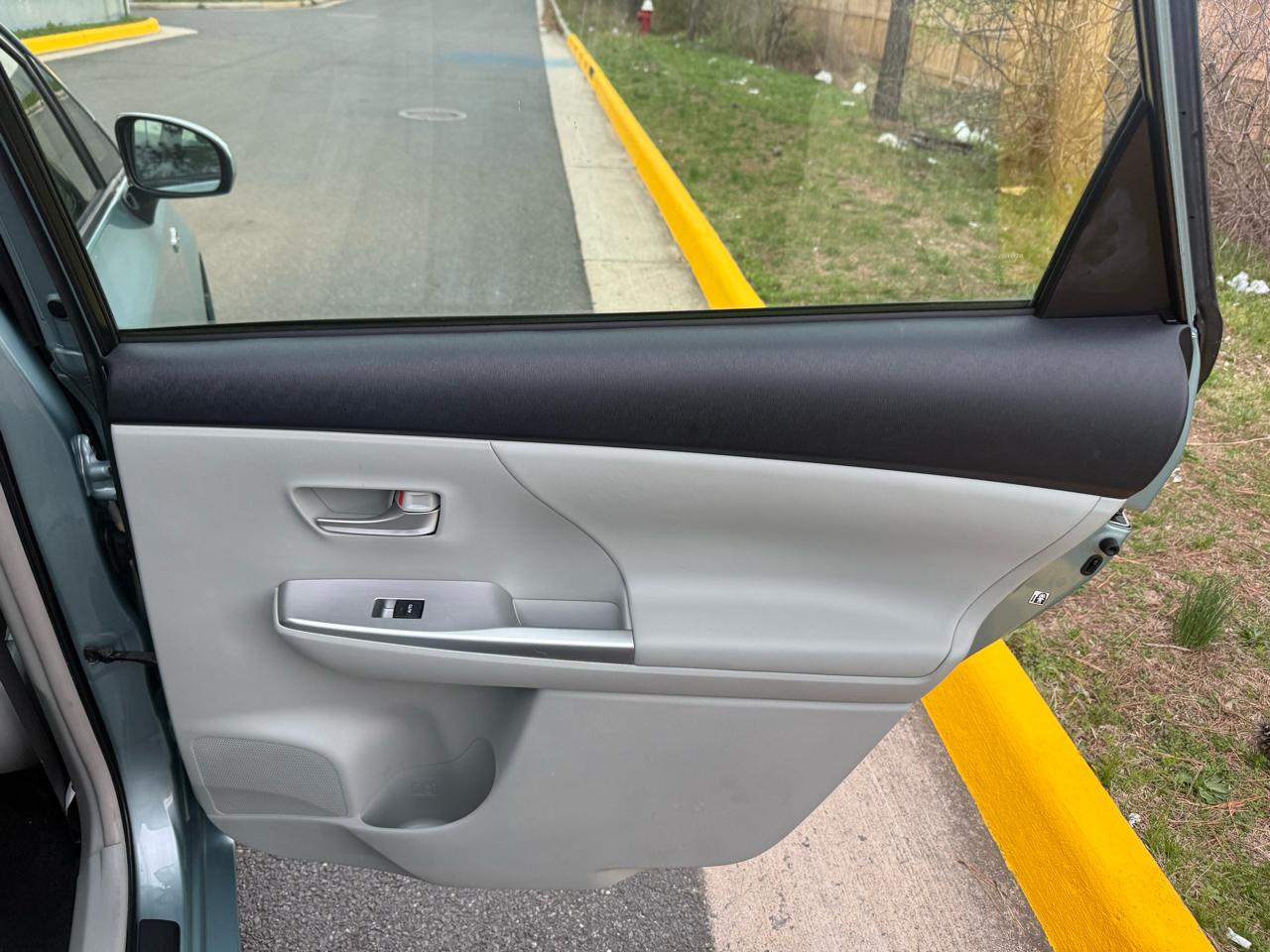 Toyota Prius V 5dr Wgn Three (Natl) 2014