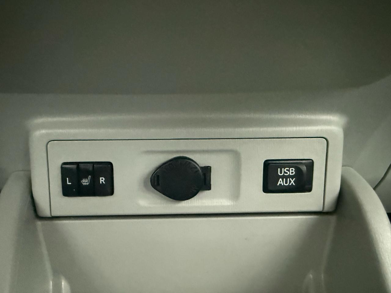 Toyota Prius V 5dr Wgn Three (Natl) 2014