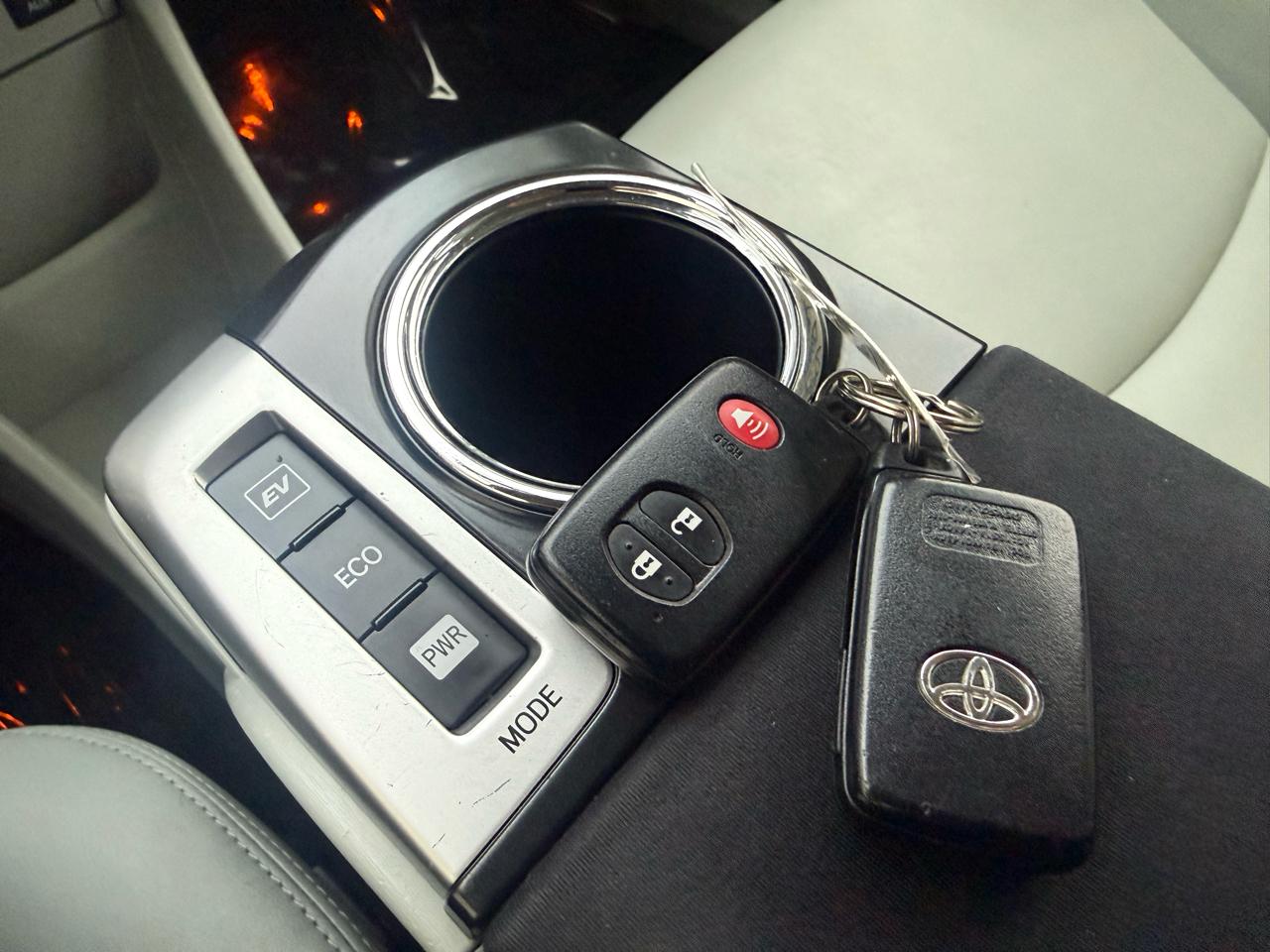 Toyota Prius V 5dr Wgn Three (Natl) 2014