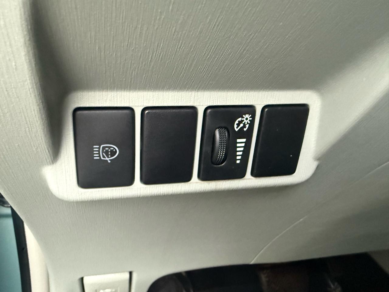 Toyota Prius V 5dr Wgn Three (Natl) 2014