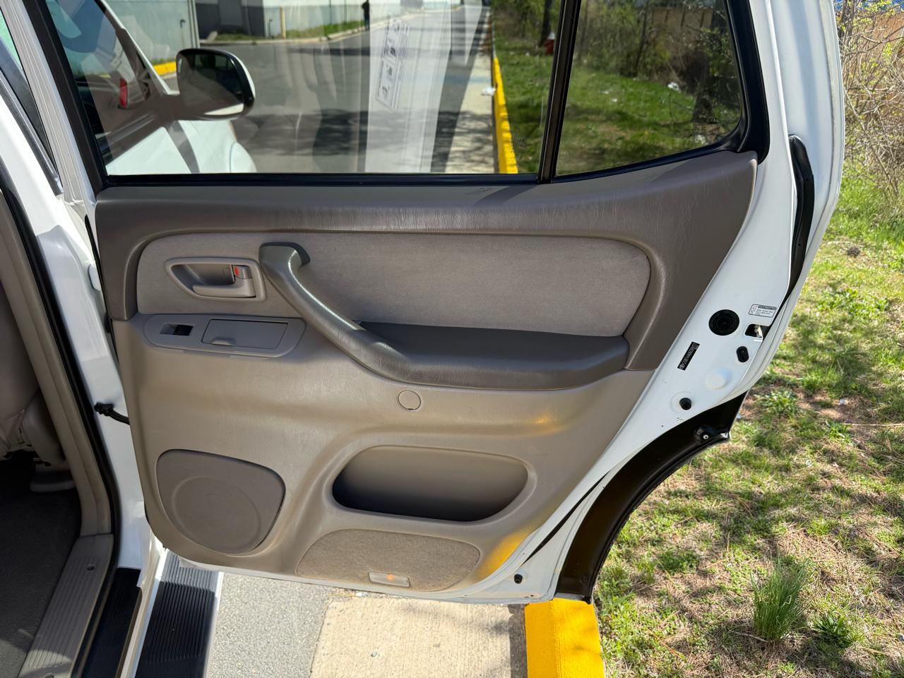 Toyota Sequoia 4dr SR5 4WD (Natl) 2006