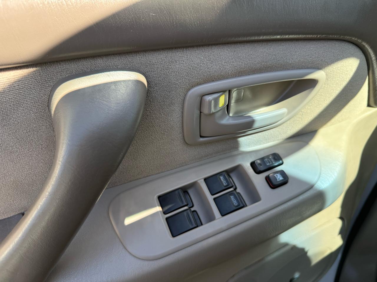 Toyota Sequoia 4dr SR5 4WD (Natl) 2006