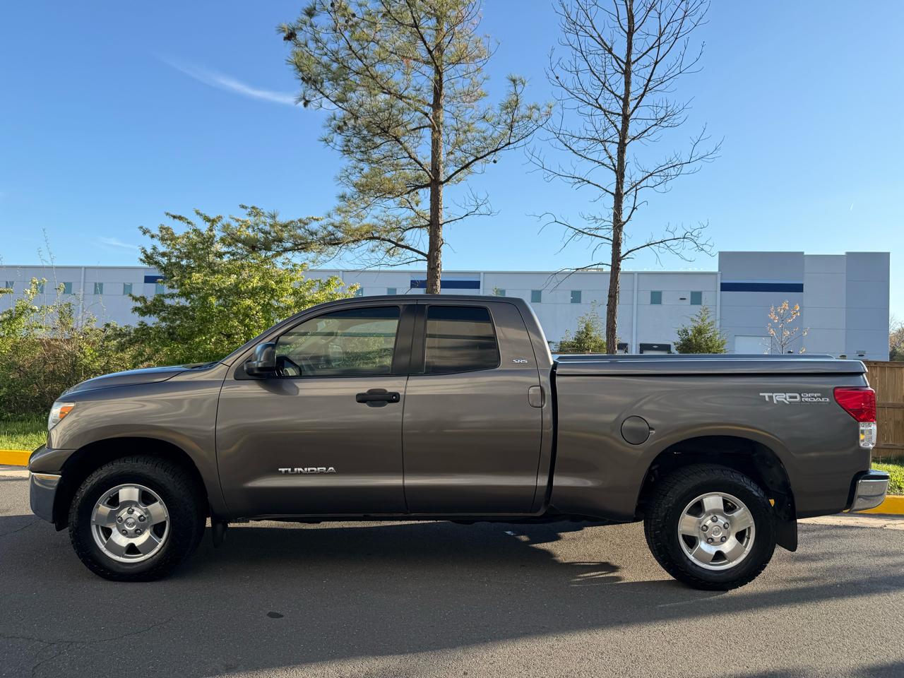 Toyota Tundra 4WD Truck Dbl 4.6L V8 6-Spd AT (Natl) 2011