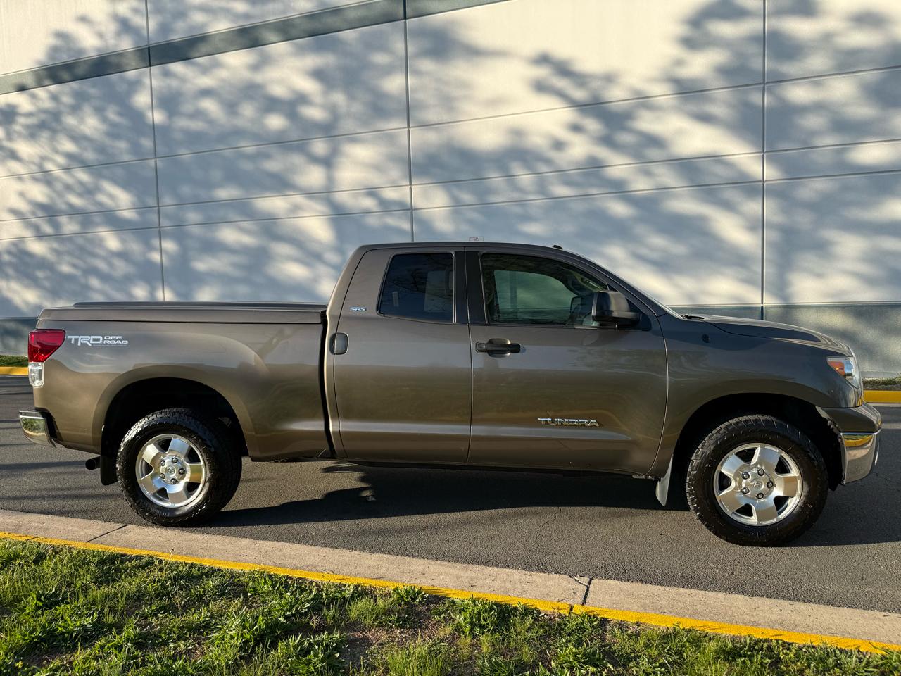 Toyota Tundra 4WD Truck Dbl 4.6L V8 6-Spd AT (Natl) 2011