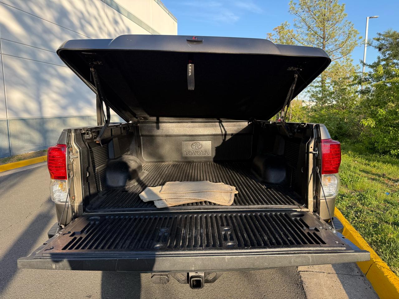 Toyota Tundra 4WD Truck Dbl 4.6L V8 6-Spd AT (Natl) 2011